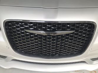 2022 Chrysler 300 Touring L Black Chrome Grille