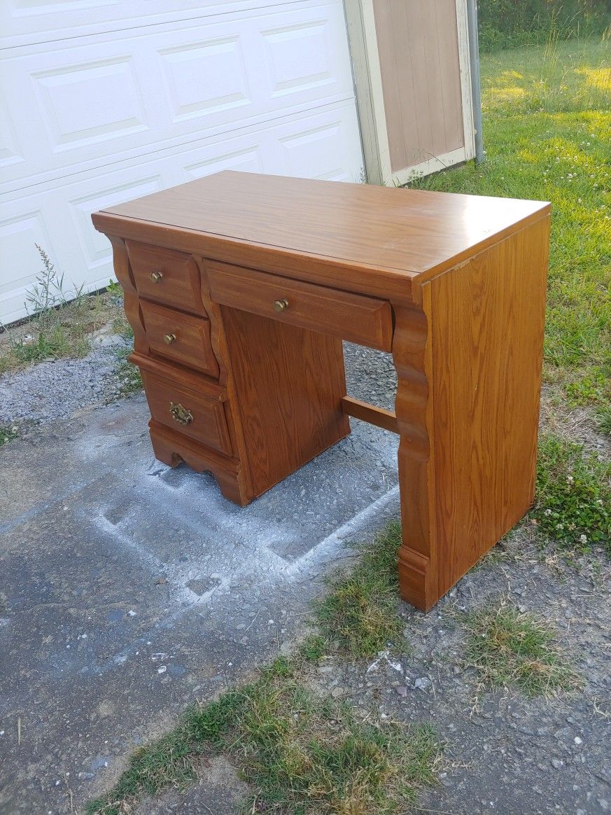 Desk. The drawers Work properly