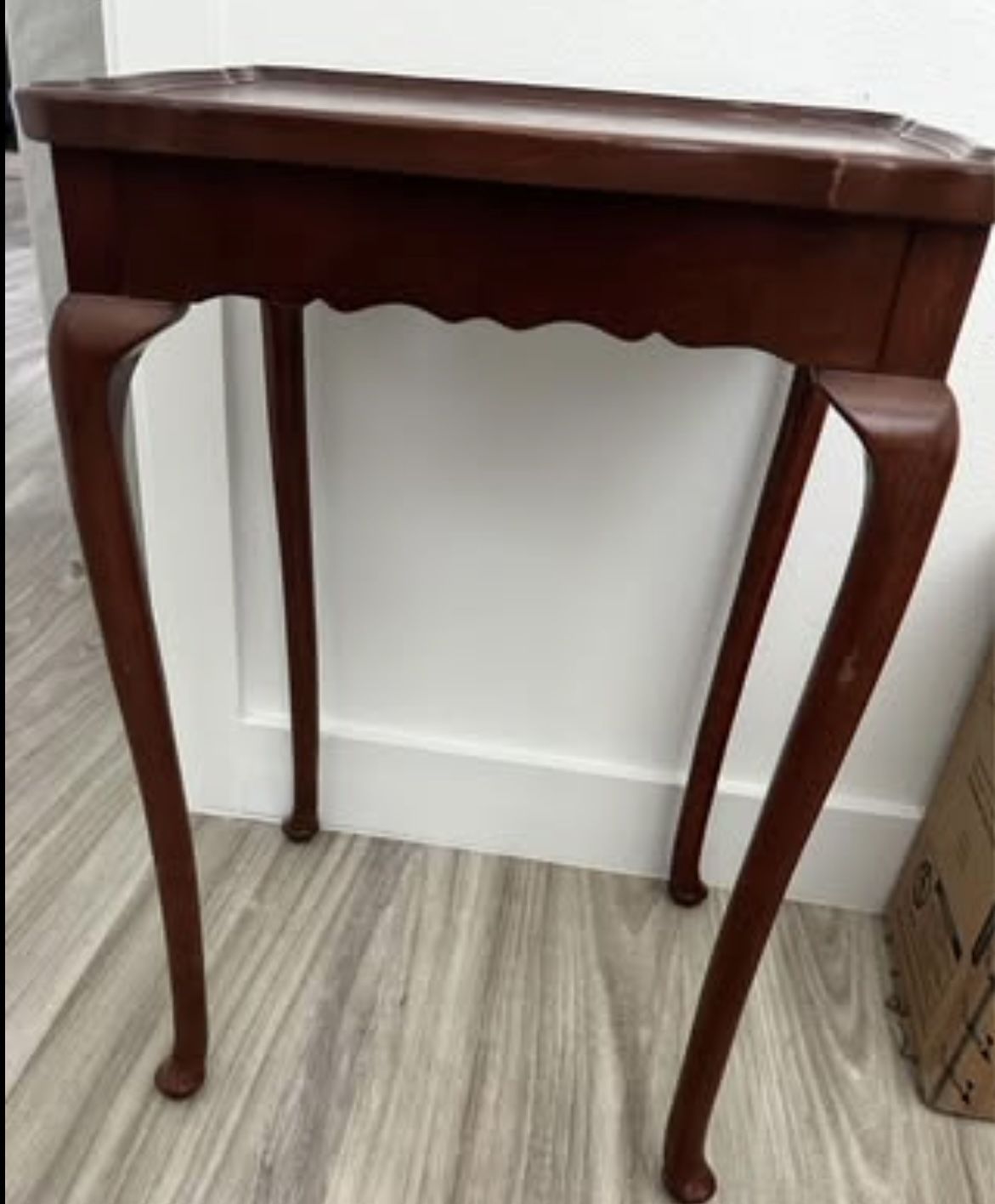 Vintage Bombay Co. Flute Legs End Table/ Mahogany finish End Table/ Small Side Table