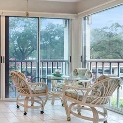Round Table Glass Top 4 Rolling Chairs Dining Set
