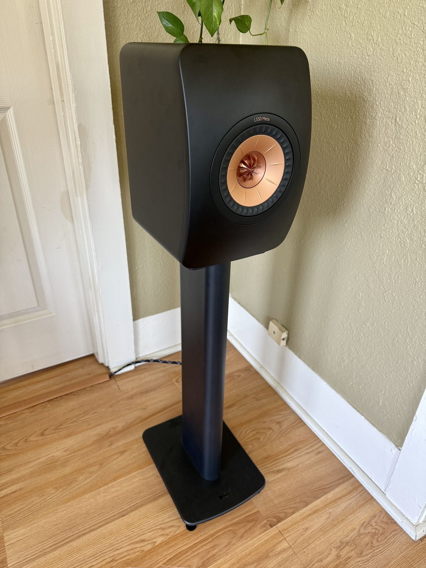 KEF LS50 Meta speakers w/KEF S2 stands
