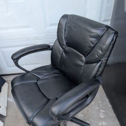 4 Executive Office Chairs Can Deliver 