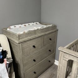 Baby Changing Tablet And Crib 