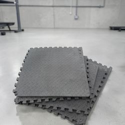 (6) 25” Interlocking Gym Mats Flooring Tiles 3/4” Thick. Great condition