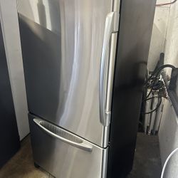 AMANA BOTTOM FREEZER FRIDGE CABINET DEPTH, PERFECT FOR GARAGE