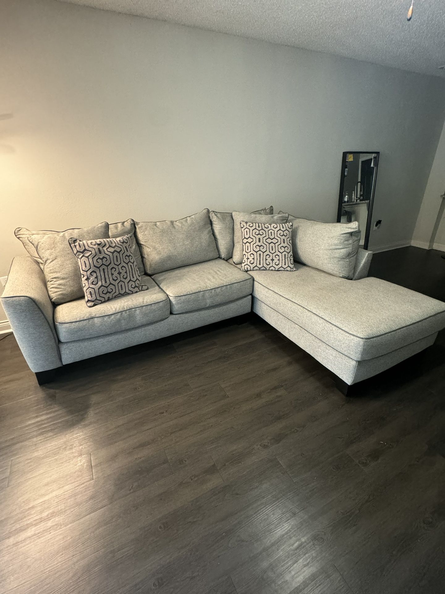 Modern Sectional Sofa – Excellent Condition