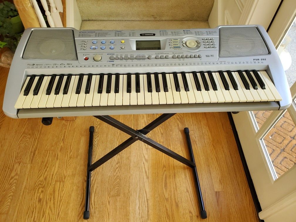 Yamaha PSR-292, Piano stand, Piano books (optional)