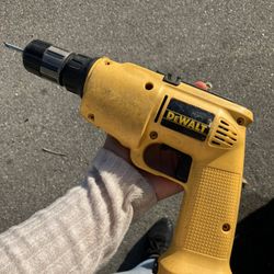 DEWALT 3/8 Cordless Drill Kit W/Charger 