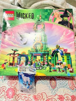 LEGO Wicked Welcome to Emerald City 945 Pieces With Small Unicorn LEGO Set Included