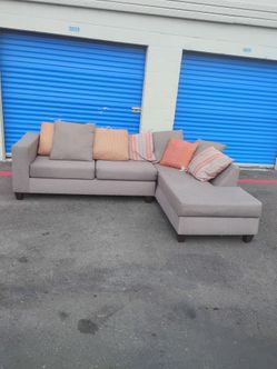 Sectional sofa modern. - delivery available
