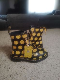 Dr martens limited edition smiley boots size 5 ladies
