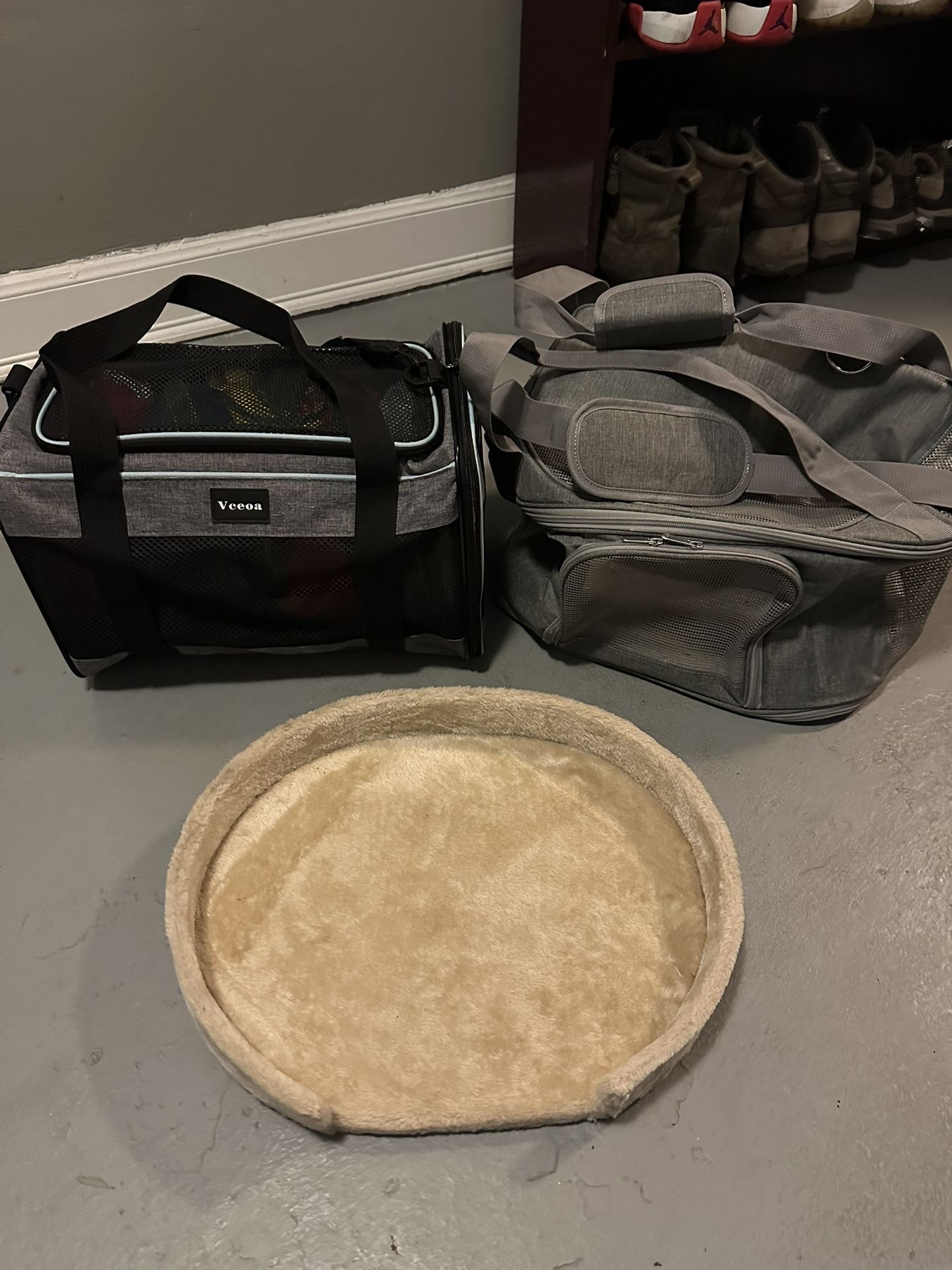Two cat carry bags And Bed Brand New All For One Price 