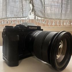 Fuji X-T5 Camera Body: Like New Condition! 