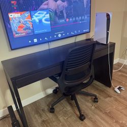 Black Desk