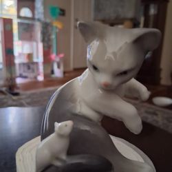 Lladro - Kitten With Mouse On Her Tail