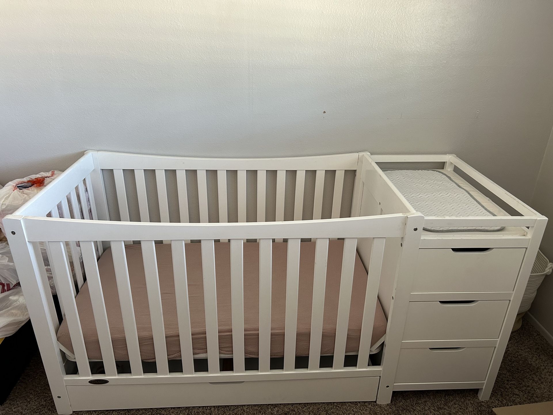 Graco Remi 4-In-1 Convertible Crib & Changer With Drawer (White) – GREENGUARD Gold Certified, Crib And Changing-Table Combo, Includes Changing Pad, Co