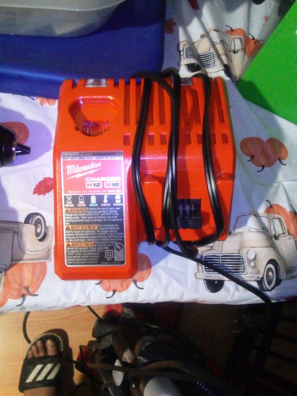 Milwaukee M12/M18 Battery Charger 