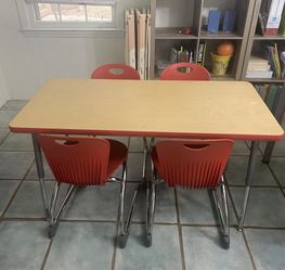 Adjustable Children’s Table With 4 Chairs