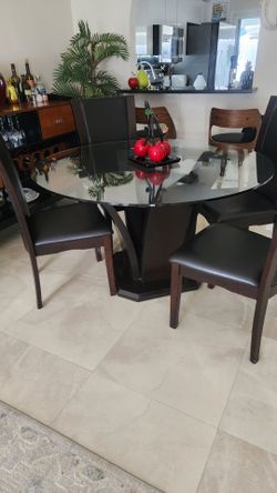 Round Glass Top Dining Table with 4 Chairs...SE VENDE COMEDOR COMO NUEVO