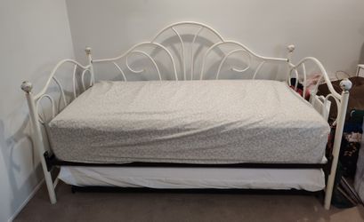 ***TWIN-SIZE METAL DAYBED WITH POP-UP TRUNDLE BED***
