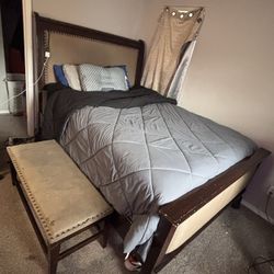 Queen Bed /w Foot Stool