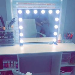 Impressions Vanity & Makeup Desk 