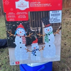 Light-up Snowman Family 
