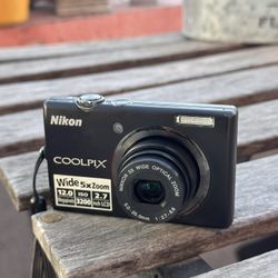 Vintage Nikon Coolpix S570 Y2K Digicam 