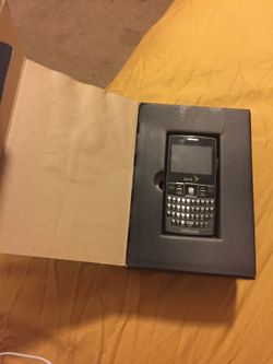 Sprint Samsung phone with earphones and charger