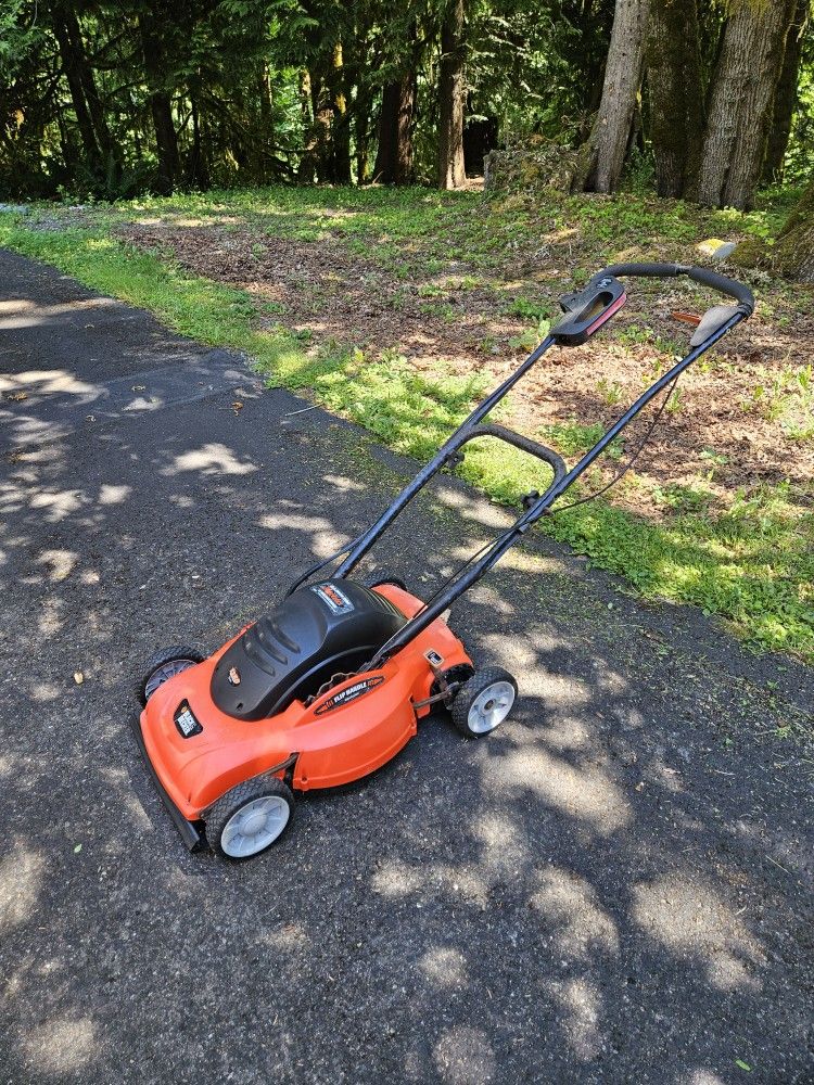 Electric (Corded) Black And Decker 18" Lawn Hog Mulching Mower. 