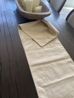 Table Runner And 4 Napkin Rings 