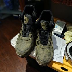 Botas de trabajo estan nuevas no le quedaron a mi esposo color verde militar son size 10