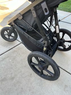 Bob Wayfinder Jogger Stroller and Car seat