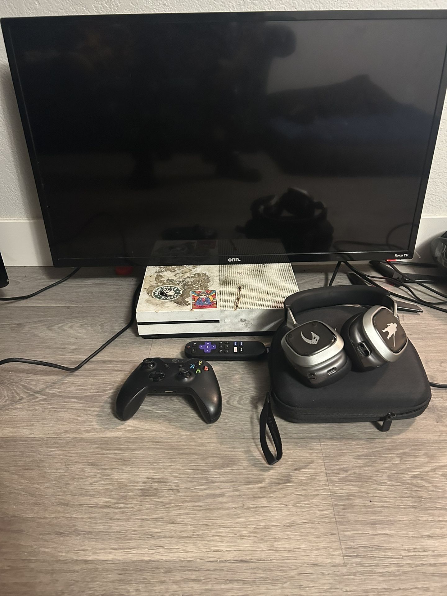 Used Xbox One X And 32inch Roku Tv
