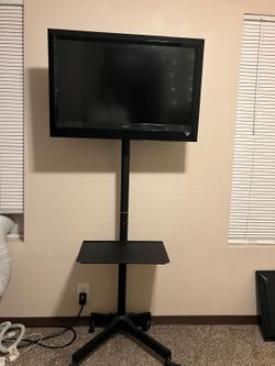 Tv stand with 32 TV