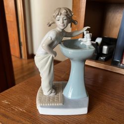 Retired Lladro Figurine #4838 Clean Up Time 