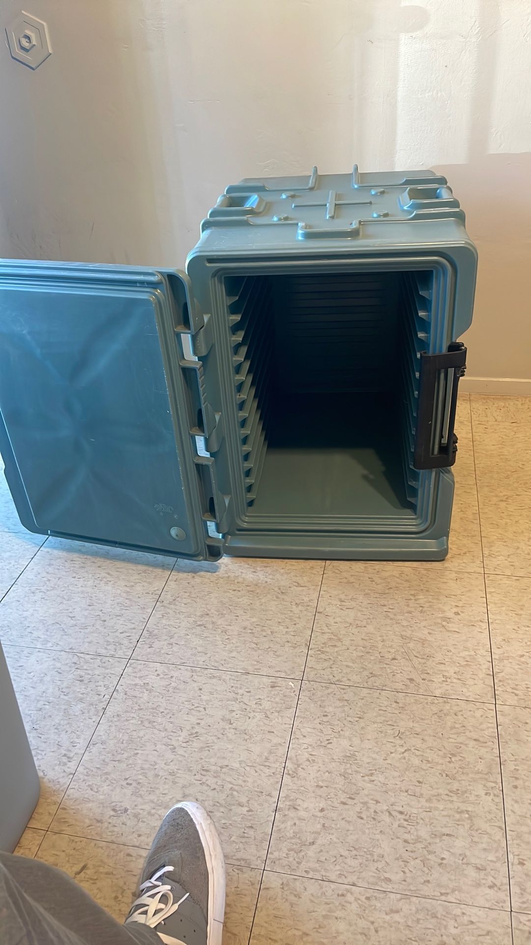 Thermal boxes for transporting hot food