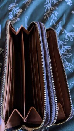 Zip around wallet