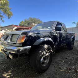 2000 Nissan Frontier - Paring out