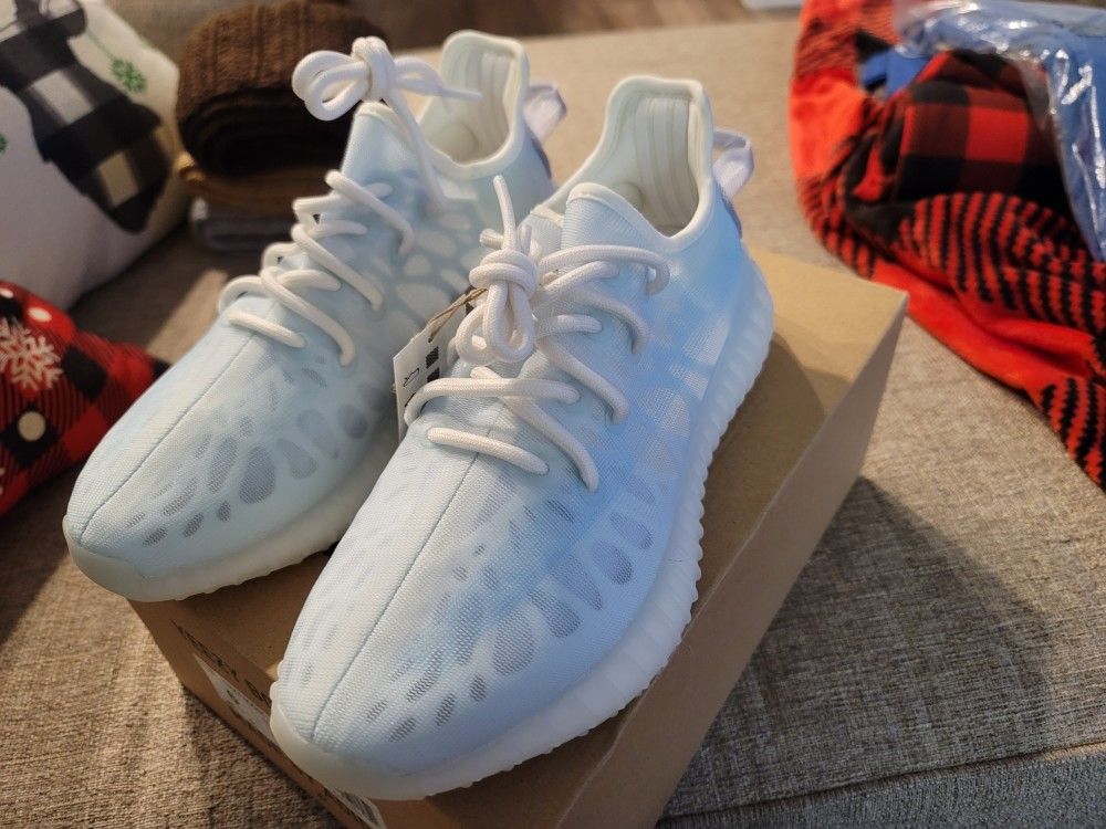 New Yeezy boost 350 V2 Monice size DS