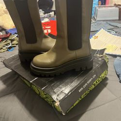 Green Boots worn once Like New..size 6 $30