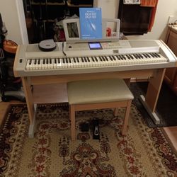 Yamaha Electronic Piano - Many Extras!