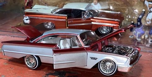 Maisto Pro Rodz 1960 Ford Starliner 1/26 silver & red Custom Lowrider (READ DESC