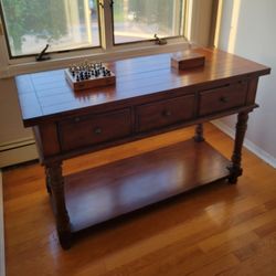 Mesa Convertible – Wrangler Home – Excelente estado
Beautiful Wrangler Home Collection convertible console in excellent condition — looks like new! Hi