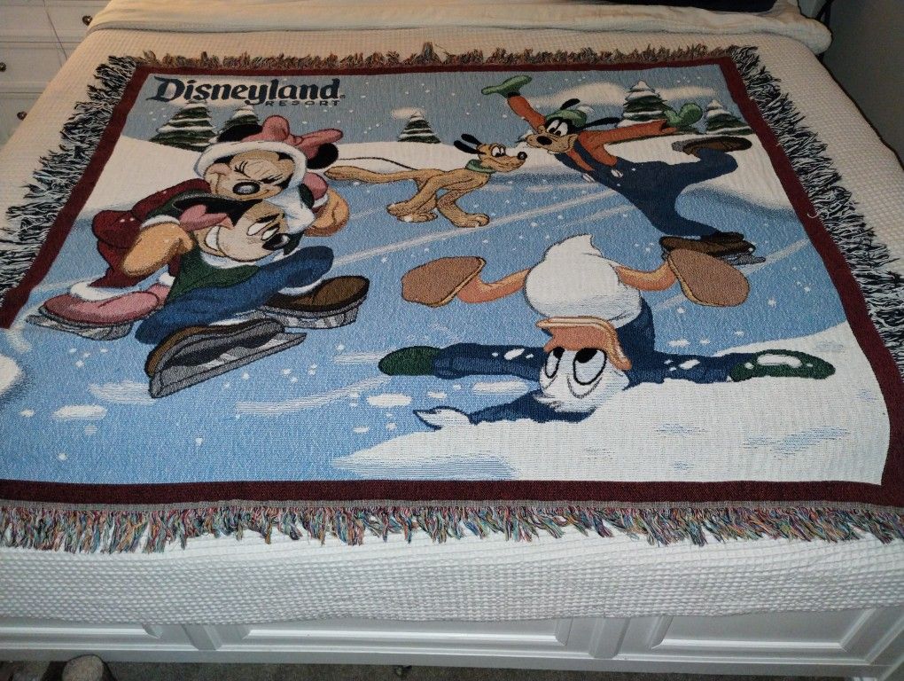 Disneyland Resort Tapestry Throw Blanket Winter Scene Ice Skating Mickey 54”x45”