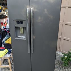 Side By Side Ge fridge/Freezer
