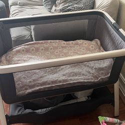 Black And Gold Baby Bassinet
