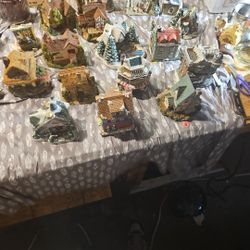 Lot Of Vintage Tiny Houses