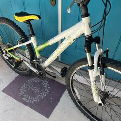 Trek 3700 Mountain Bike - Small Frame 13in - Excellent Condition -  Ready To Ride 