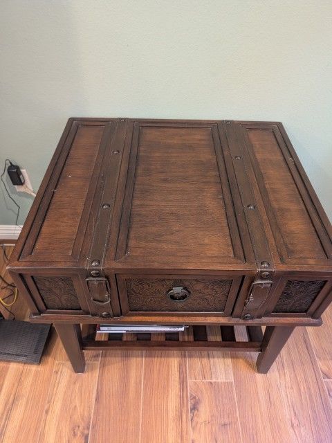 Solid Wood End Table with Carved Panels & Drawer Storage – Vintage Rustic Style